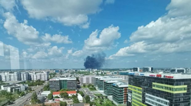 Incendiu la bloc în construcții din Pipera. Zona, cuprinsă de un fum dens