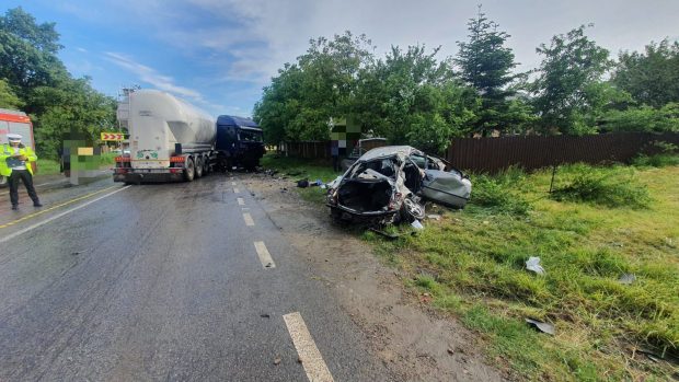 Accident grav pe DN 11, în Bacău. Doi morţi şi un rănit, după ce o mașină s-a ciocnit cu un TIR
