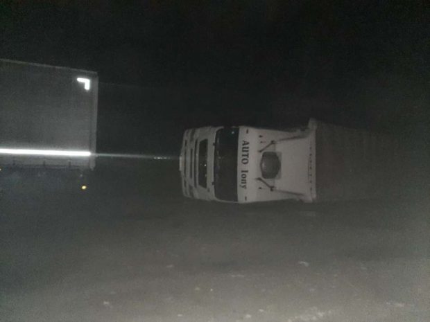 Inundații în Timișoara, după o vijelie. Două TIR-uri au fost răsturnate de rafalele de vânt
