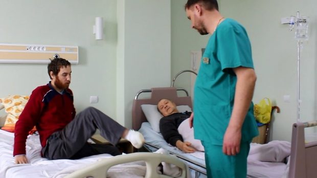 Medicii i-au amputat picioarele degerate unui ucrainean legat de ruși de un stâlp și abandonat în frig: „Victoria îmi va alina suferința”