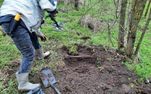 Descoperire valoroasă făcută de un polițist într-o pădure din Olt. „Sunt şanse să mai găsim ceva acolo”