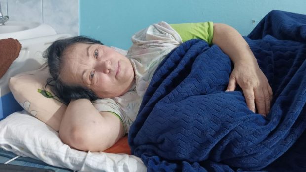 „Rezistă, te rog! Îți promit că vei avea nepoțica mult dorită”. Mesajul unui ucrainean pentru mama lui rănită, căreia medicii i-au spus că are oasele făcute „caviar”