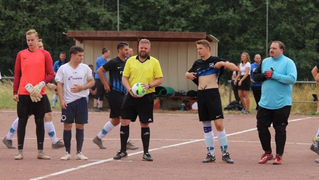 Un arbitru german de fotbal, vinovat că fluierat prea tare și a surzit un fotbalist. Ce daune trebuie să plătească