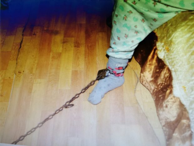 O fetiță de 10 ani, ținută legată cu lanțul în casă de bunica ei, la Dolj. Femeia a fost arestată la domiciliu