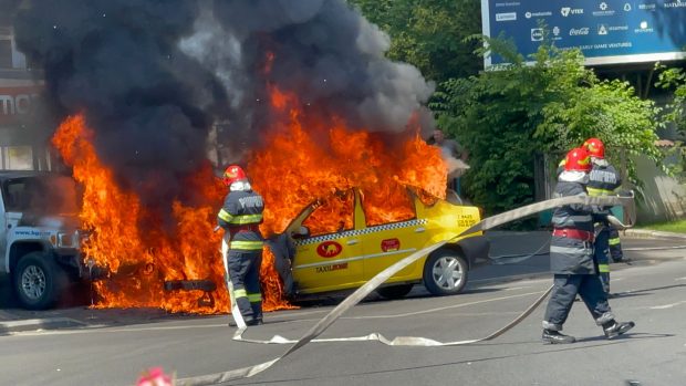 VIDEO. Momentul în care o mașină arde cu flăcări de câțiva metri în nordul Bucureștiului. Șoferul a oprit la timp