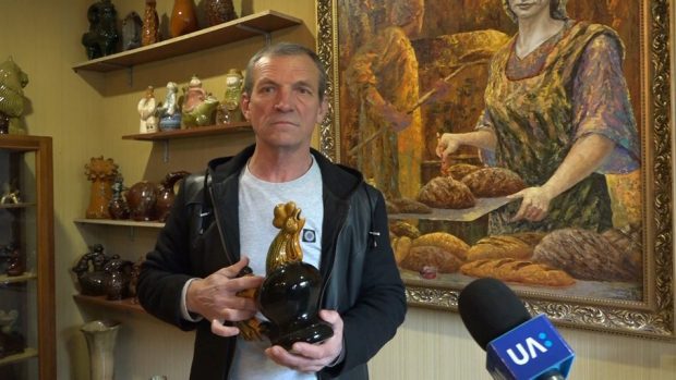 Cu cât s-a vândut la o licitație un cocoș din ceramică asemănător cu cel rămas intact după bombardamentele din Borodianka și devenit simbol al rezistenței ucrainene