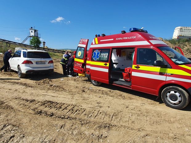 Un bărbat a fost prins într-o bandă transportoare la o balastieră din Prahova. Poliția a deschis un dosar penal pentru vătămare din culpă
