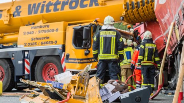 Șofer român de TIR lovit în plin de o macara de 60 de tone căreia nu i-a dat prioritate, într-o intersecție din Germania