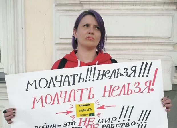 O activistă rusă şi-a cusut gura în semn de protest faţă de război. Ce a pățit pentru gestul ei