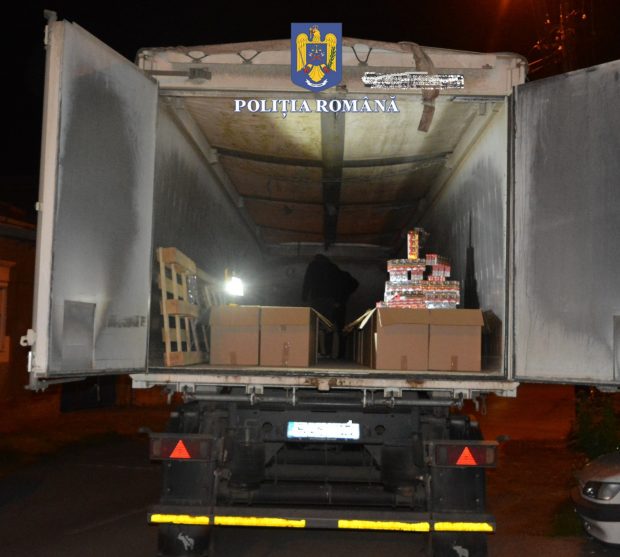 Peste un milion de țigări, ascunse în camionul unui șofer din Arad care spunea că transportă cartofi. Polițiștii din Alba fac cercetări