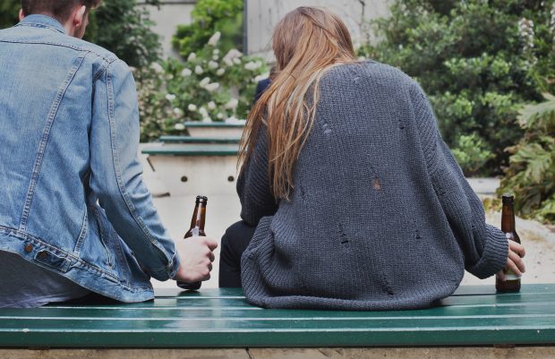 Un sfert dintre adolescenți beau alcool de la 13 ani. „Sunt părinți care spun «nu-i nicio problemă, ia și tu o gură»”