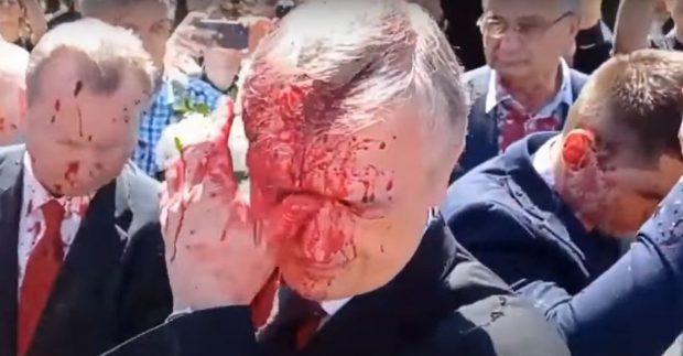 Ambasadorul rus la Varșovia, stropit cu vopsea roșie când depunea o coroană de flori în memoria soldaților sovietici