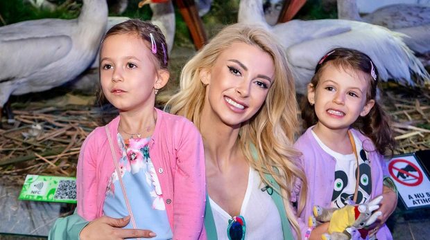 Cu cine își lasă Andreea Bălan fetițele cât timp este plecată la „America Express”: „Am făcut un program destul de clar”