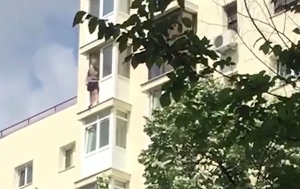 Un bărbat de 35 de ani a murit după ce s-a aruncat de la etajul 9, în București