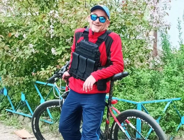 Un ucrainean a fugit cu bicicleta, printre obuze, din orașul asediat de ruși: „Nu simțeam frică, ci mai degrabă furie”