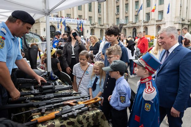 De Ziua Copiilor, ministrul de interne, Lucian Bode, le-a arătat elevilor arme. Și chiar dacă nu suntem în SUA, tot e profund greșit