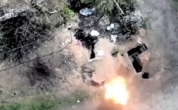 VIDEO | Primele filmări cu atacul dronelor „kamikaze” Switchblade asupra soldaților ruși care săpau tranșee lângă Harkov