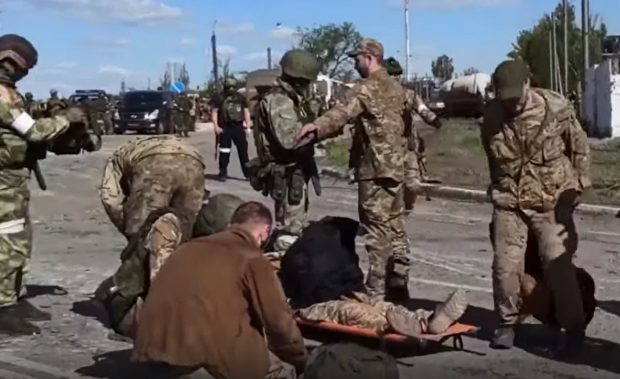 VIDEO | Imagini cu soldații din regimentul Azov care se predau rușilor, făcute publice la Moscova