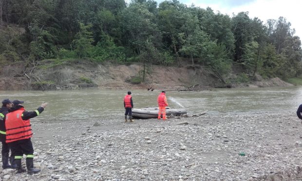 Părintele care şi-a omorât copiii, aruncându-i în barajul din Bacău, a fost găsit înecat