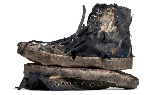Cât costă tenișii rupți și murdari din noua colecție Balenciaga. Casa de modă scoate pe piață doar 100 de perechi de pantofi sport „extra distruși”
