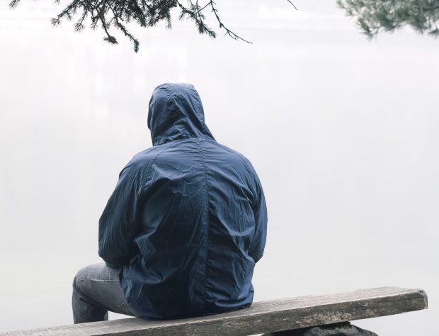 Cum să scriem despre cazurile de sinucidere fără să-i afectăm pe cei mai vulnerabili și fără să-i rănim pe cei rămași. Ghid pentru presă și public