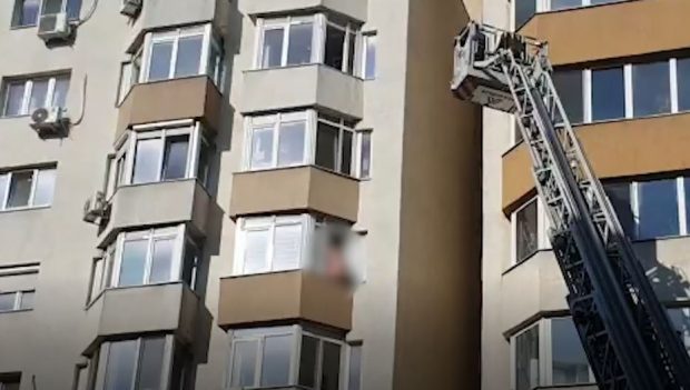 Imagini cu momentul în care negociatorii îl conving pe un bărbat să nu se arunce de la etajul 5 al unui bloc din București. Intervenția a durat câteva ore