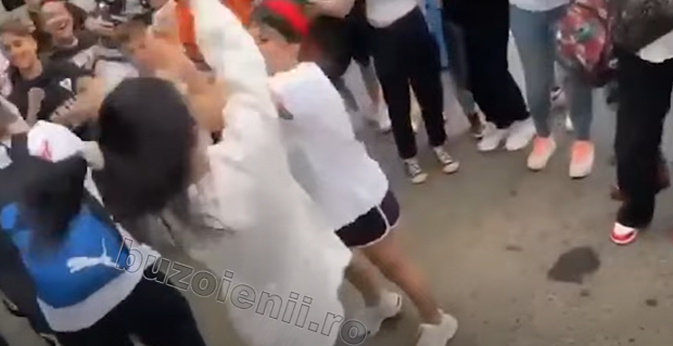 VIDEO | Două eleve din Buzău s-au bătut în apropiere de o secție de poliție. Momentul a fost filmat de alți elevi