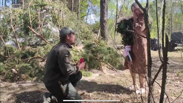 Un medic militar ucrainean și-a cerut iubita de soție pe front. „În ciuda războiului, oamenii continuă să se iubească. Știu pentru ce luptă și cine apără”