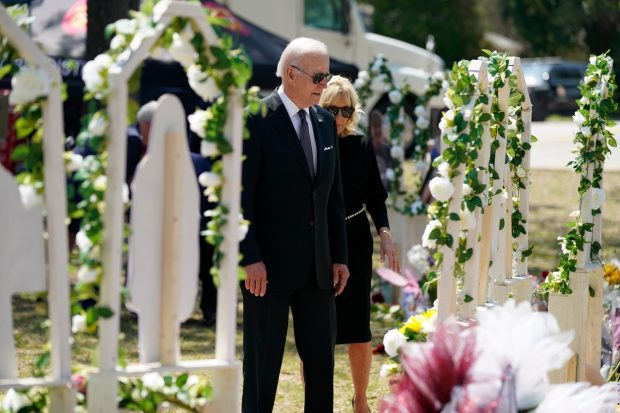 „Faceți ceva!”. Joe Biden, confruntat de un locuitor din Uvalde, în timpul vizitei în orașul încă sub șocul masacrului din școală