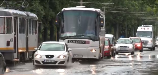Bilanţul furtunii din Bucureşti: Zeci de copaci căzuţi şi zeci de maşini avariate