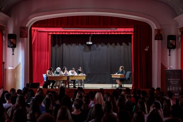 „De ce miroase atât de urât la voi în clasă? Nu știți să vă spălați?” Elevi din Ciorogârla și București au pus în scenă bullying-ul din sala de clasă