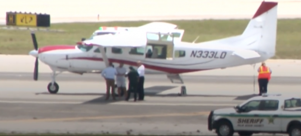 „Nu am nicio idee cum să pilotez”. Un pasager a reușit să aducă în siguranță pe pistă un avion de mici dimensiuni, după ce pilotul a leșinat