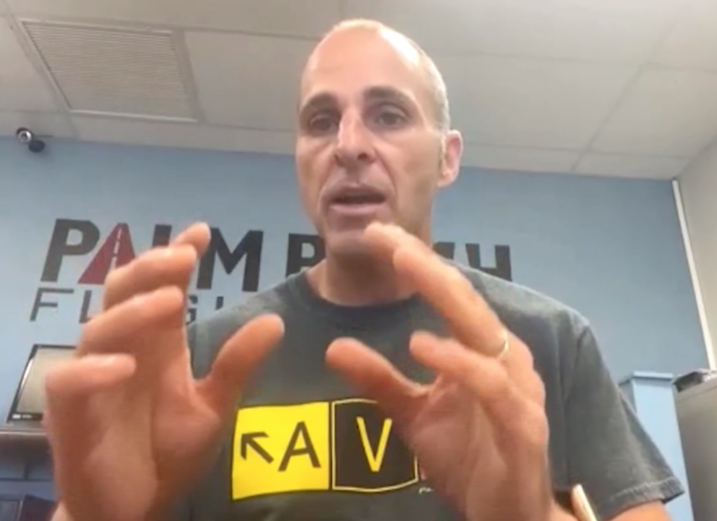 „Nu am nicio idee cum să pilotez”. Un pasager a reușit să aducă în siguranță pe pistă un avion de mici dimensiuni, după ce pilotul a leșinat