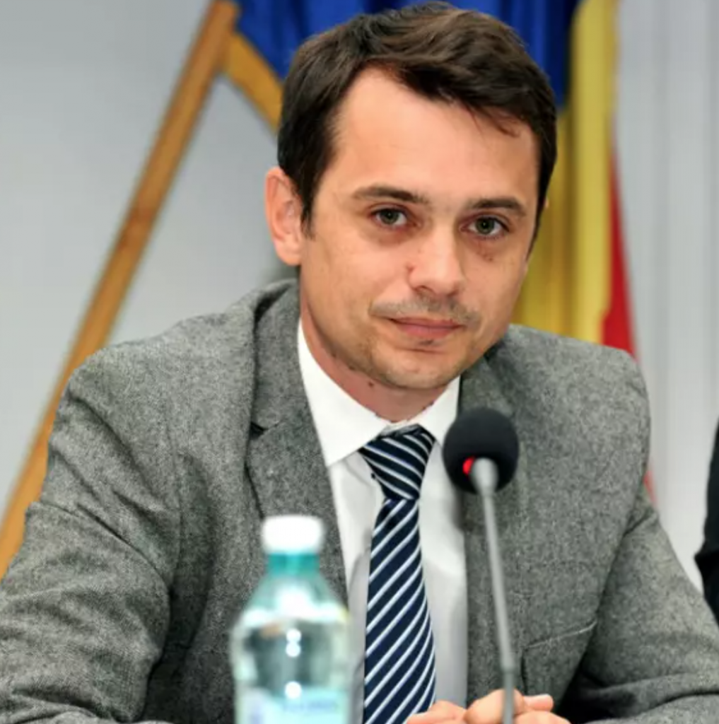 După ultimul termen din procesul în care acuză că a fost violată de la 11 ani, și-a luat bebelușul de 3 luni și a fugit de acasă. Un caz cât toată nepăsarea autorităților