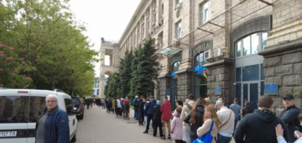 Bătaie pe noul tiraj al timbrului poștal cu celebra replică „Navă rusească, du-te naibii”. Peste o mie de oameni stau la coadă încă de dimineață, la Kiev