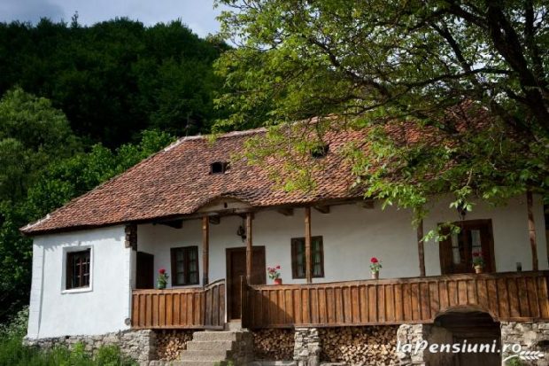 Cât costă o noapte de cazare în casa de vacanță a Prințului Charles, din județul Covasna