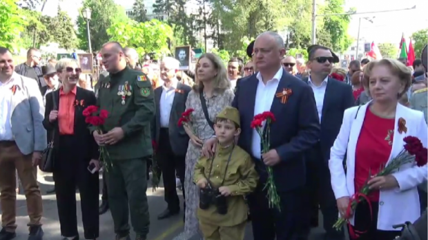 Fostul președinte Dodon și alți politicieni comuniști și socialiști, cu panglica interzisă a Sf. Gheorghe la Marșul Victoriei de la Chișinău