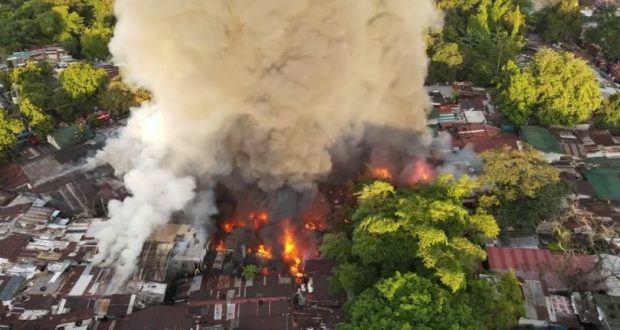 Incendiu de proporții filmat cu drona, în Filipine. Focul a distrus 80 de case și a ucis 8 persoane
