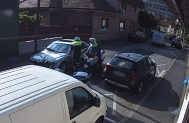 VIDEO | Un șofer din Cluj a fost urmărit pe străzi de poliție, după ce a lovit două mașini. Acesta era beat și avea permisul anulat