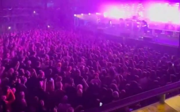 VIDEO | „F**k the war!” Mii de ruși scandează împotriva războiului, la un concert din Sankt Petersburg