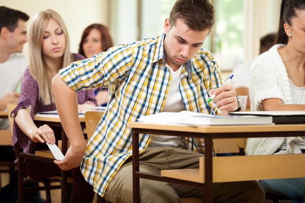 IN A RELATIONSHIP | Cauze ale plagiatului: exemplul altor elevi, toleranța profesorilor și teama de note mici