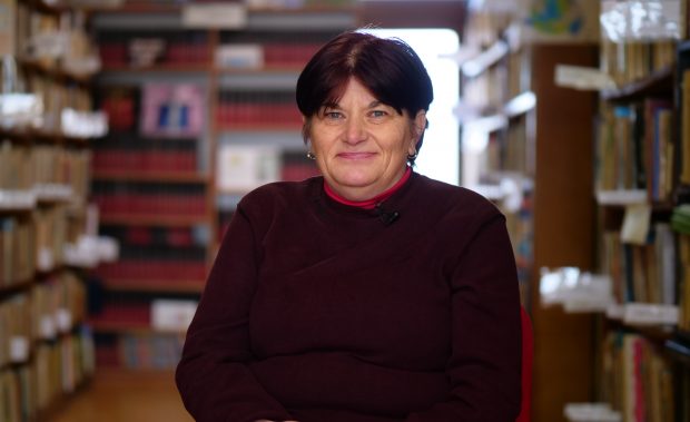VIDEO. Cum ajunge o bibliotecară de la țară să învețe elevii să codeze cu bani de la Bill Gates: „Descopeream și eu platforma cot la cot cu ei”