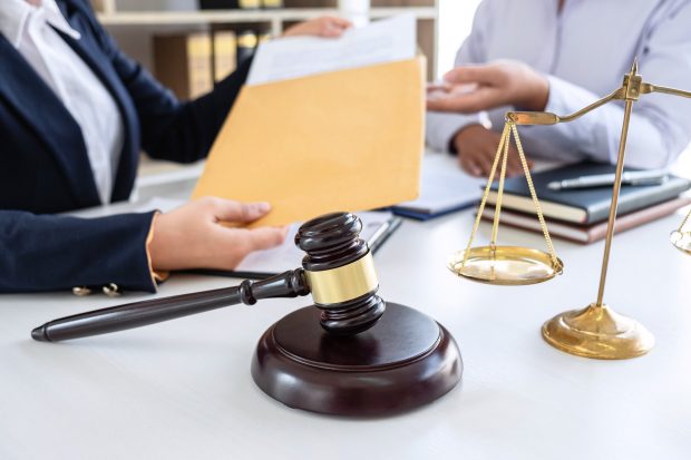 Cum ajungi avocat. De la examene, pași de urmat și sfaturi utile