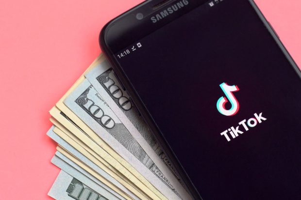 Cum faci bani din TikTok și cât poți să câștigi