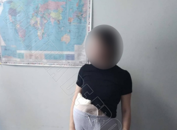 Femeie din Ucraina, prinsă cu 2 kg de droguri lipite pe corp, la intrarea în Moldova