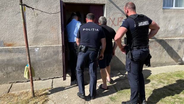 Schelet uman, găsit în subsolul unui bloc din județul Bihor, într-o boxă ce nu a mai fost deschisă de 10 ani