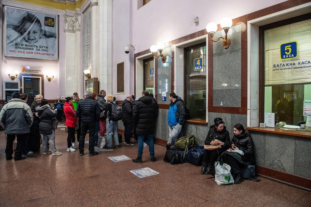 Bărbații ar putea părăsi legal Ucraina pentru o sumă de 3.000-5.000 de dolari. „Vom mai mobiliza nu o singură sută de mii de soldați”