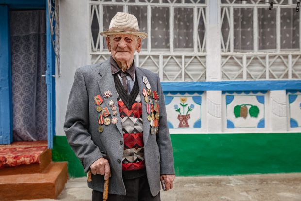 CORESPONDENȚĂ DIN MOLDOVA. Lecția unui veteran care a luptat și în Armata Română, și în cea Roșie. „Eu le spun la toți tinerii: după război, vine foamea”