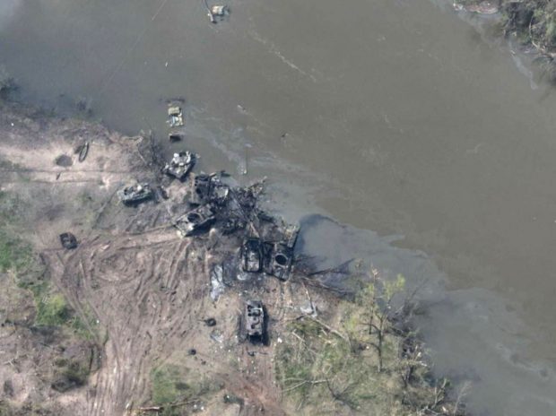 Un întreg batalion rusesc, pulverizat când traversa râul Doneț, în estul Ucrainei. Dar imaginile nu spun tot adevărul