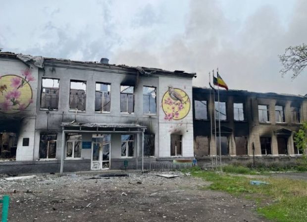 Rușii, acuzați că au folosit bombe cu fosfor alb la o școală din Doneţk. Clădirea a fost mistuită de flăcări